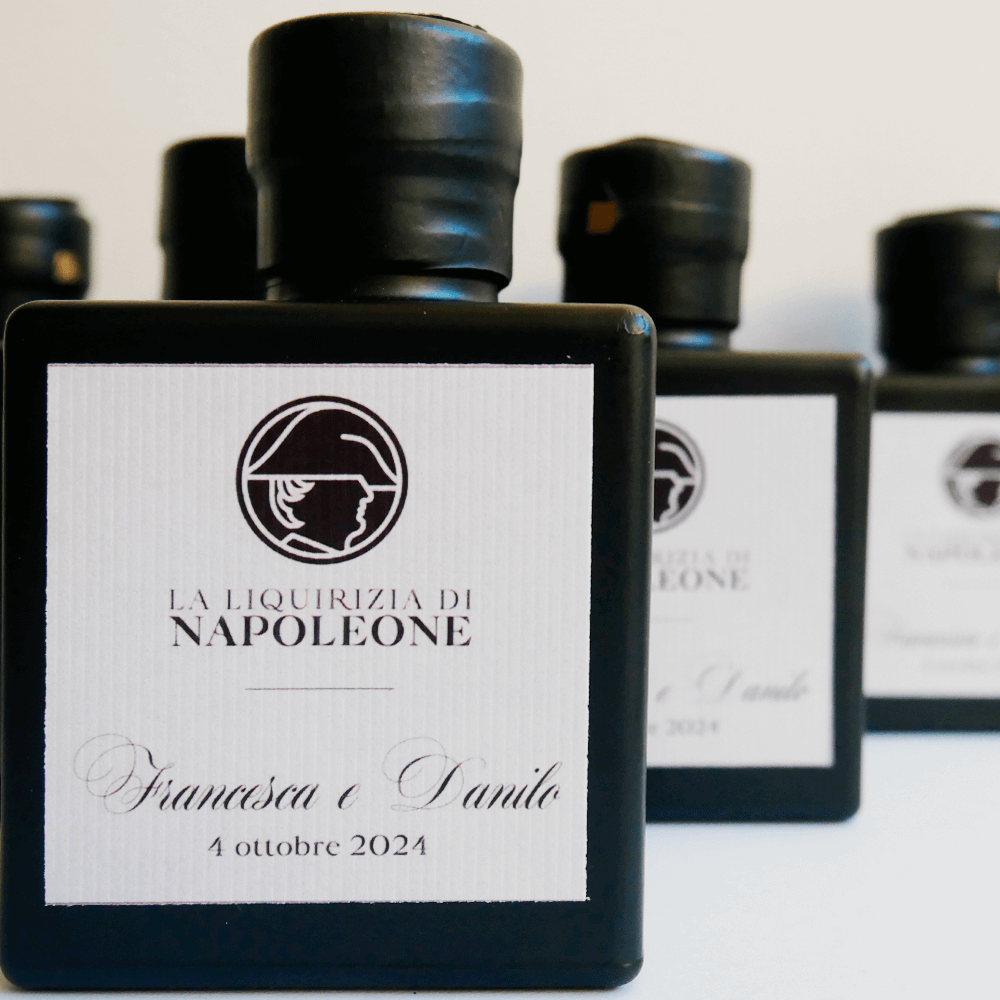Bottiglie quadrate di liquirizia di Napoleone con etichetta bianca e scritta Francesca e Danilo, 4 ottobre 2024