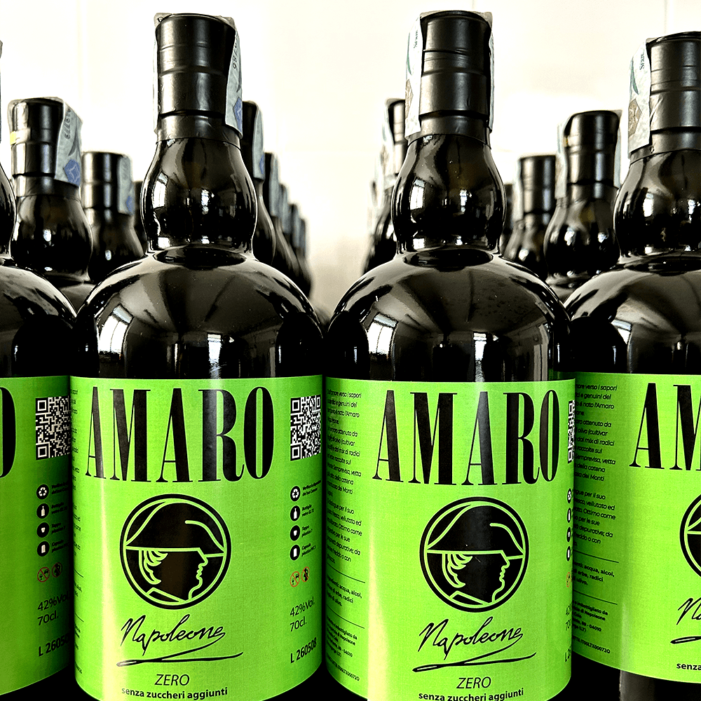 file di bottiglie di amaro nere con etichetta verde