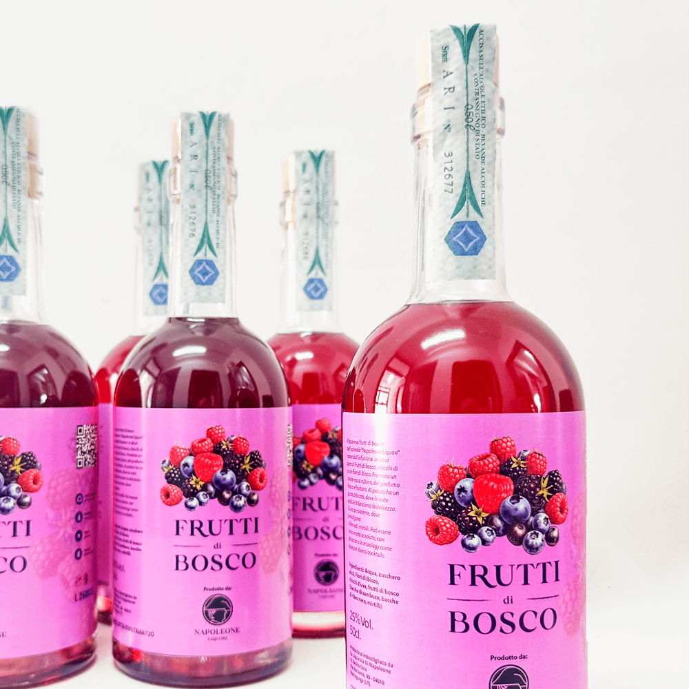 gruppo di bottiglie di liquore ai frutti di bosco