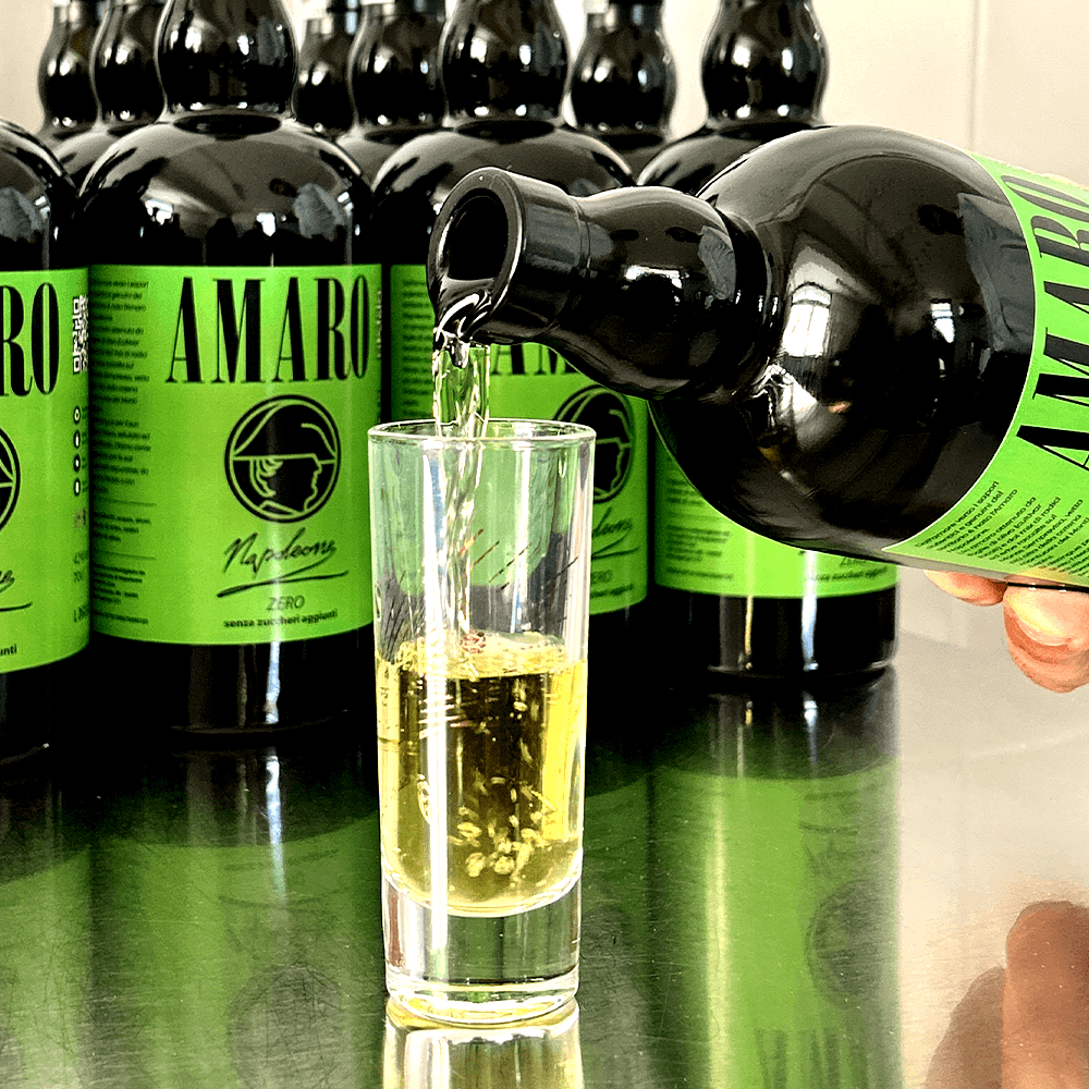 Bicchiere nel quale viene versato l'amaro